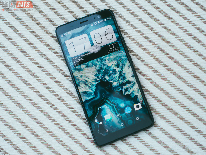三d水漾夾層玻璃外殼再一次襲來：HTC U11  真機圖賞