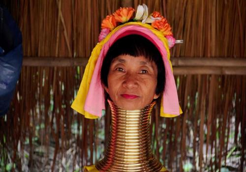 长颈族女人从5岁自愿带上“枷锁”终身不卸，已沦为泰国赚钱工具