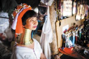 长颈族女人从5岁自愿带上“枷锁”终身不卸，已沦为泰国赚钱工具