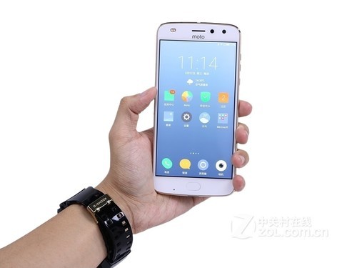 摩托罗拉手机 / Moto Z2 Play 4gB 64GB 金黄照相清楚 苏宁仅售2599元