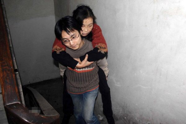 带着尿毒症母亲上大学，感动中国的孝子刘婷变性了