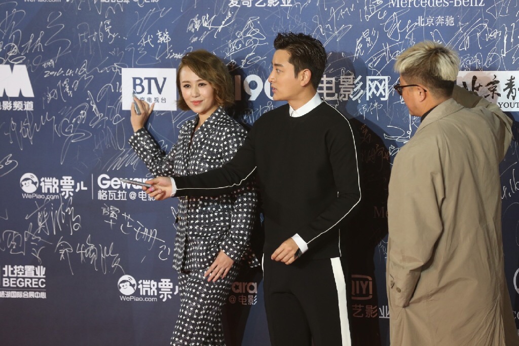 奶奶灰| 北京国际电影节红毯许晴黑白配亮了，但最美的不是她