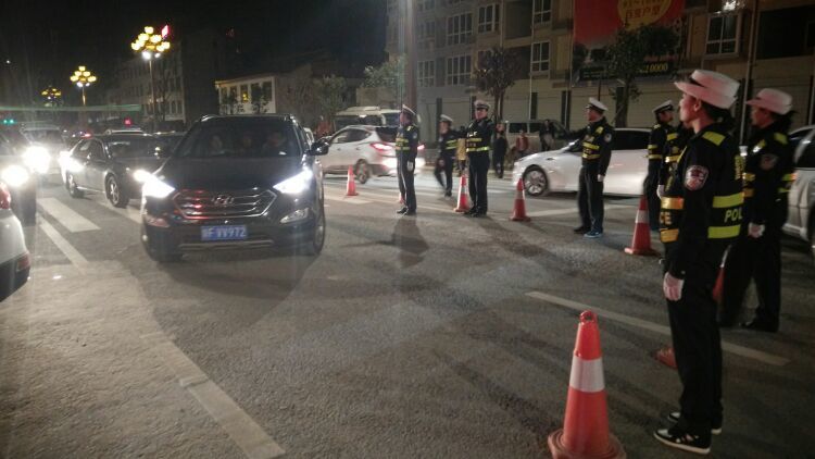 南郑交警全员上岗倾力保障油菜花节道路畅通