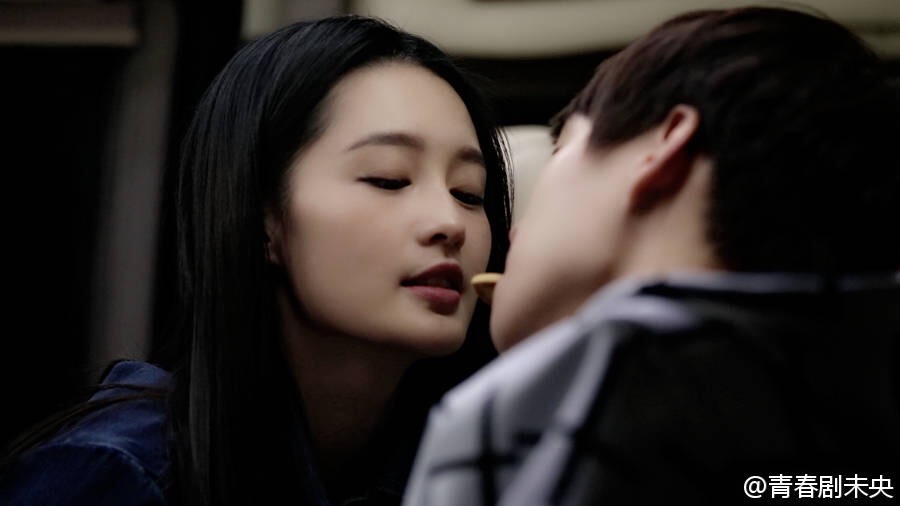 别再等韩剧第八集了，我们相爱吧李沁魏大勋直接上演饼干KISS