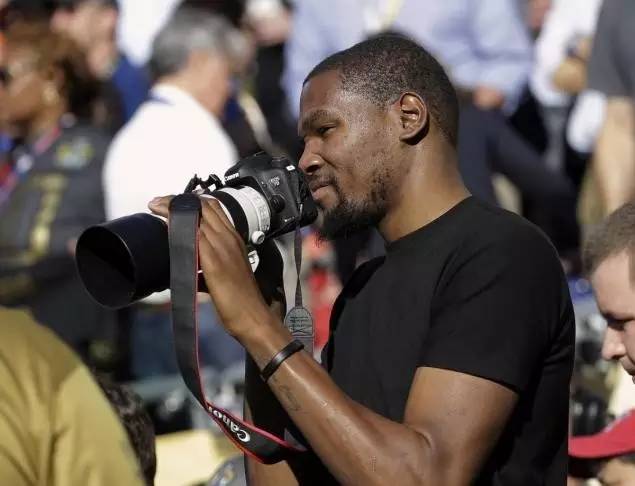 NBA球星也疯超级杯 库里击鼓助阵、杜兰特化身摄影记者