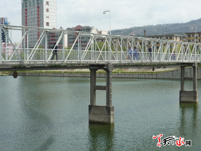 你可以站在廖家磨人行便桥上看风景！