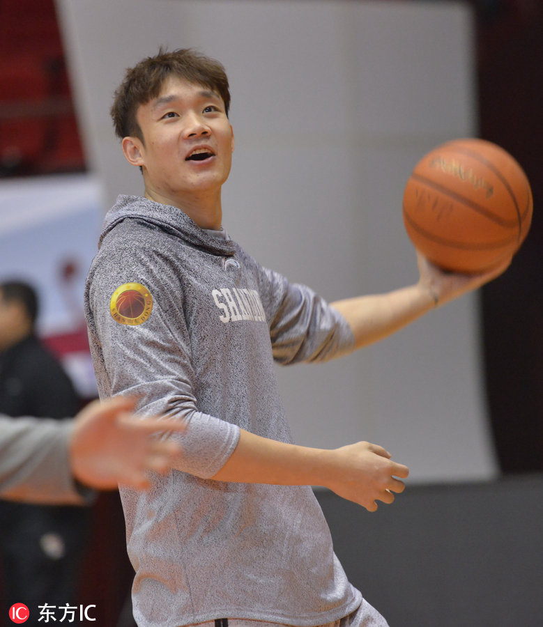 nba球星卡为什么剪掉劳森(山东高速训练备战 丁彦雨航回归剪了头发清爽上阵！)