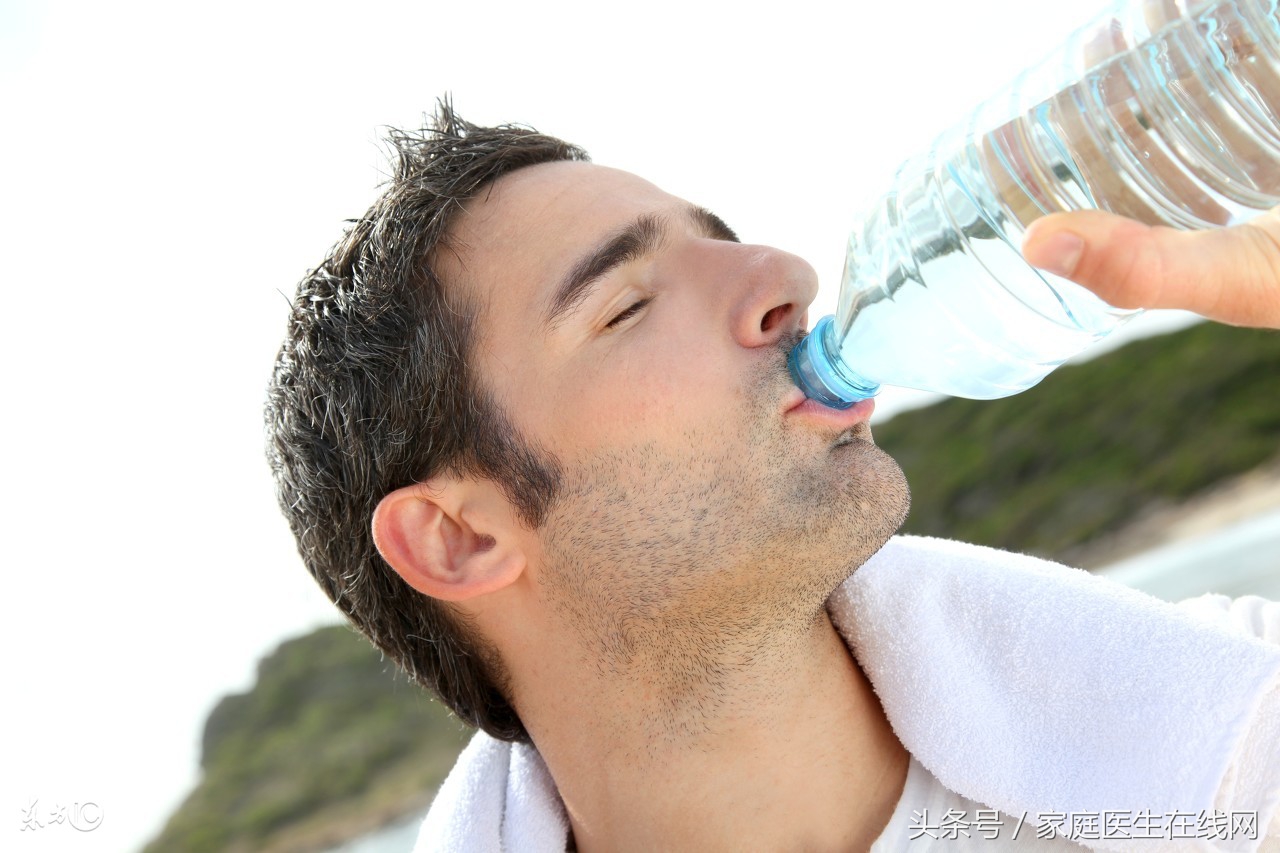 喝水过量会对身体造成危害！到底每天该怎么喝水才正确