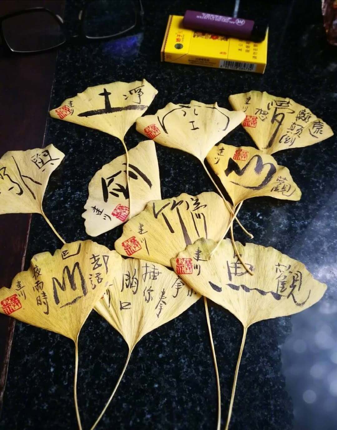 银杏叶上挥毫泼墨做书签,高雅之士玩出了新高度!