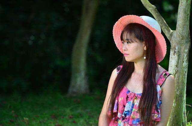 弟弟結婚我偷偷轉帳十萬，媽開眉展眼，老公下班後我懵住了