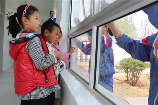 沂源县西里中学“阳光”志愿者走进幼儿园