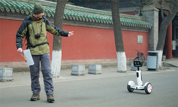 嘿，你可以骑着这个机器人走，还能让它乖乖端茶递水拍照？