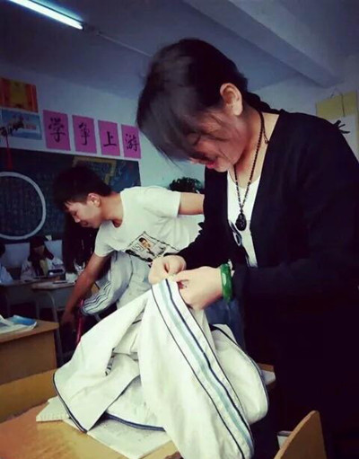 又见别人家的老师：赫章美女教师在教室给学生缝补衣服获赞