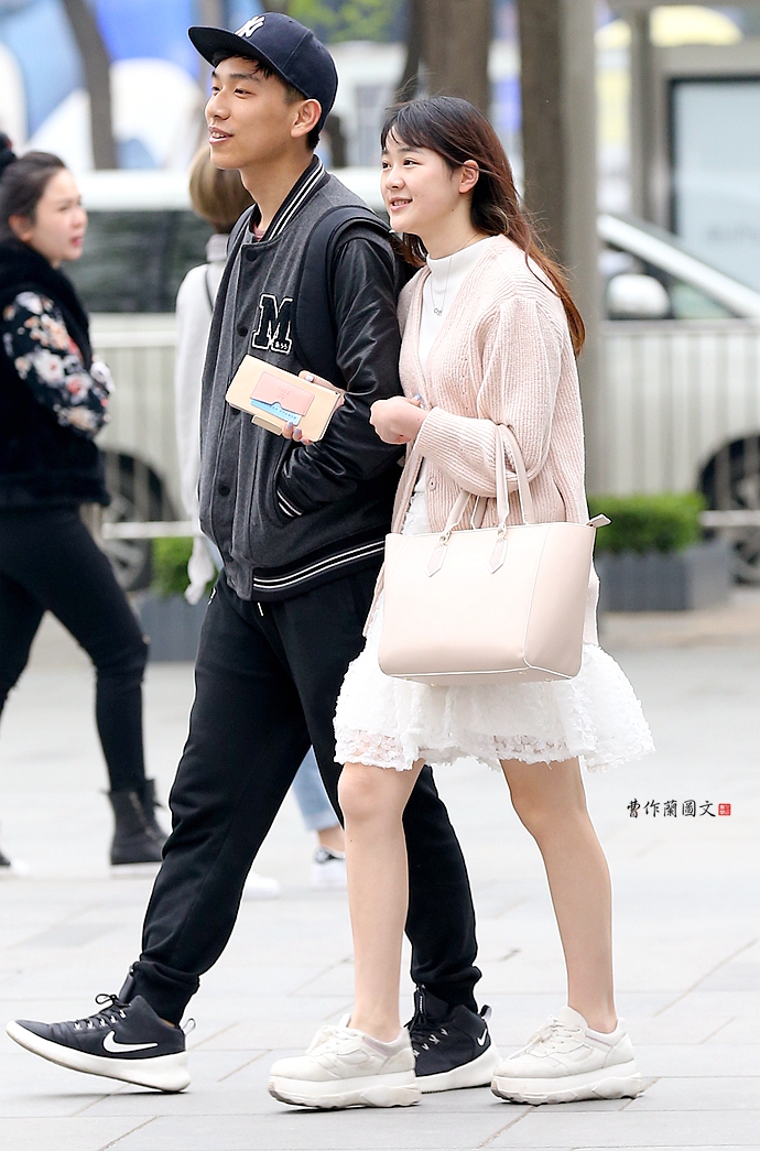 街拍：美女已经裸露双腿图片