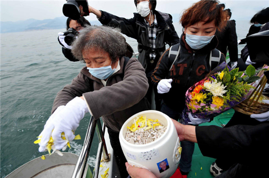 看完中国海葬的过程，再看看美国海葬的过程，差别很大！