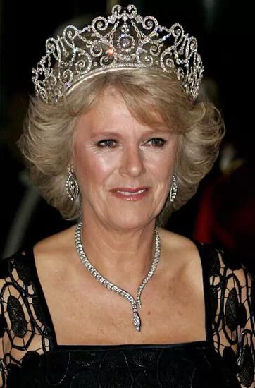 用珠宝传承君王过往 英国女王90年间所拥有的珍宝