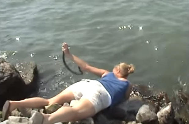 开始不知道她趴在湖边干嘛，但是接下来她的行为令人难以置信！