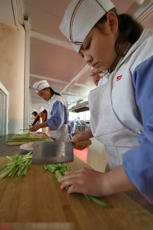 山东滨州一中学开设烹饪课 学生厨艺成必修课（组图)