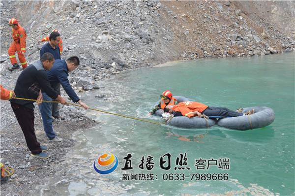 莒县一村民掉进50米深“天坑” 消防紧急救援
