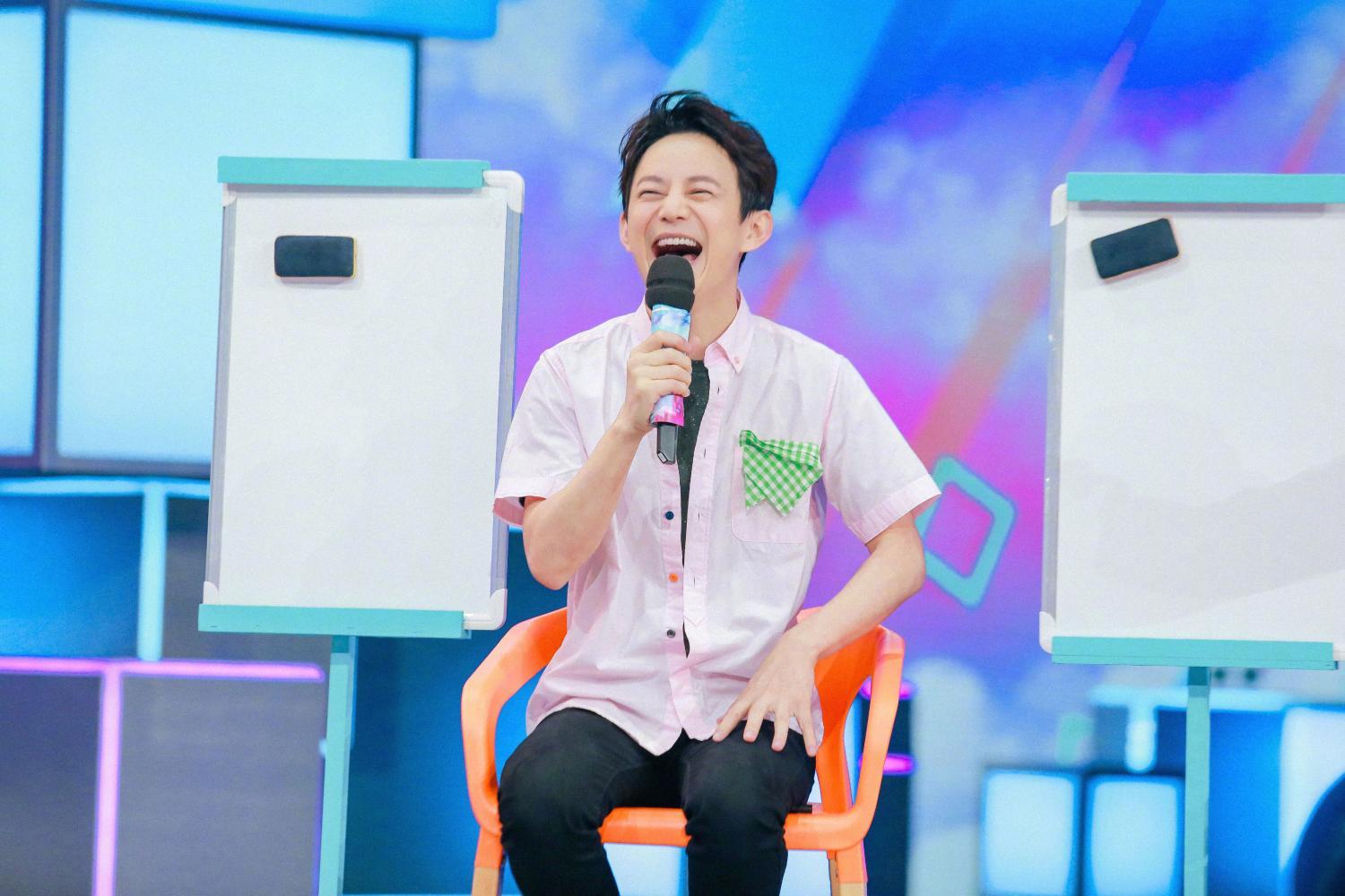 Ancient costume model of He Gui came, compare with contemporary outfit, which good-looking? 