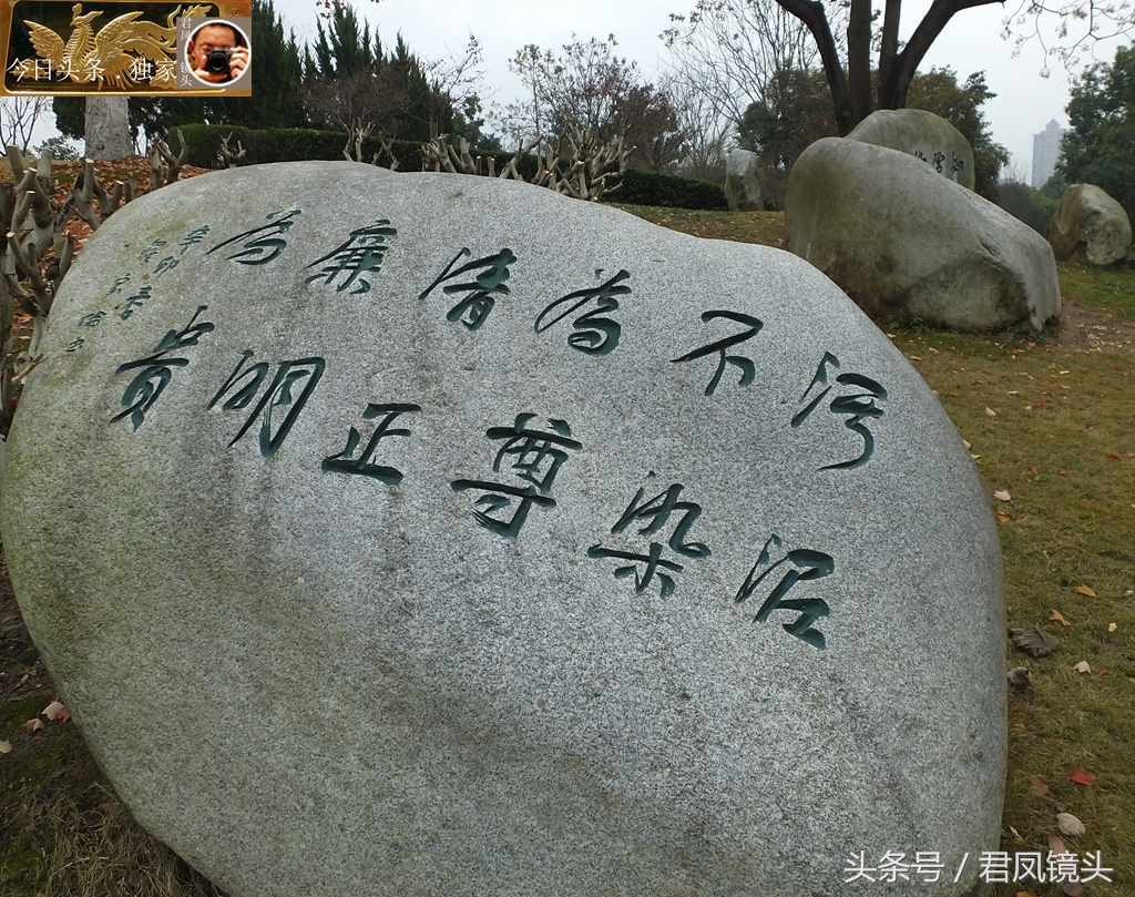 湖北宜昌:公园里的石头上刻满名言警句,这些文字你都认识吗?
