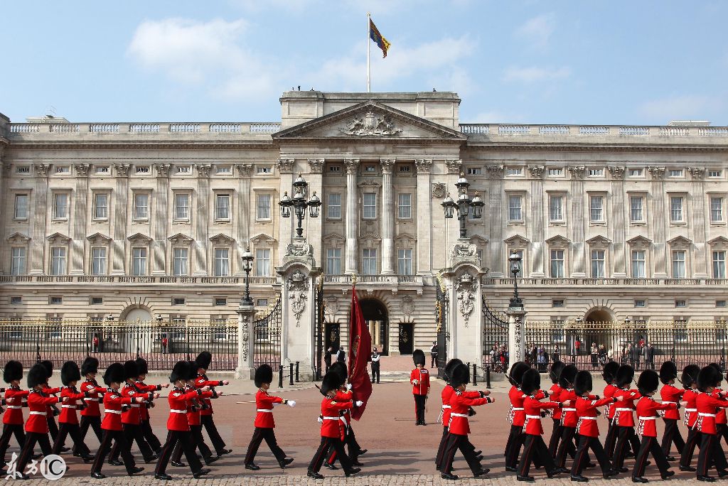 白金汉宫在哪（带你参观英国女王伊丽莎白二世的白金汉宫，与我国故宫相比如何？）