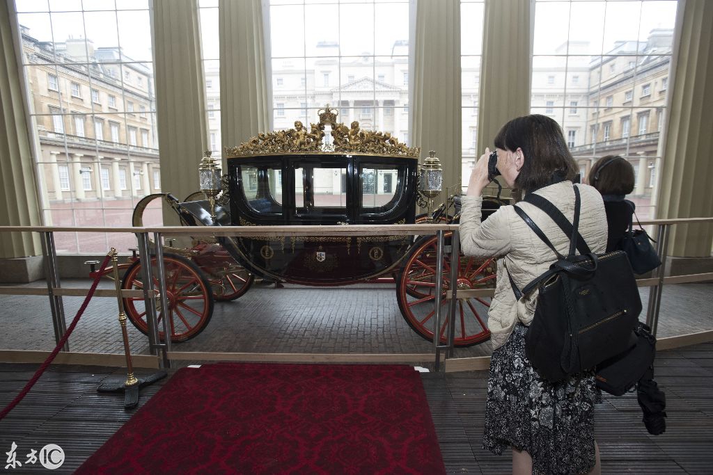 白金汉宫在哪（带你参观英国女王伊丽莎白二世的白金汉宫，与我国故宫相比如何？）