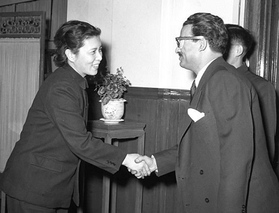 国共重庆谈判时女翻译龚澎的两任丈夫