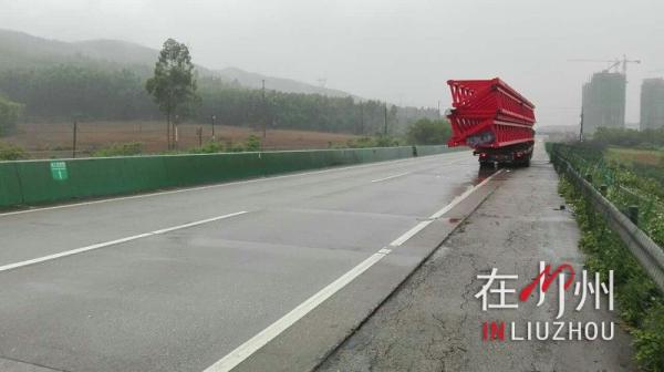 桂柳高速黄冕与鹿寨之间路段 一大货车追尾半挂车