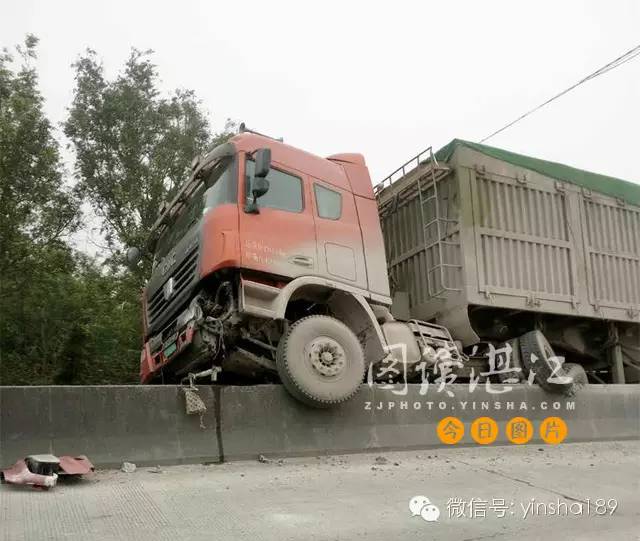 险！大卡车冲上防护栏“骑栏难下”