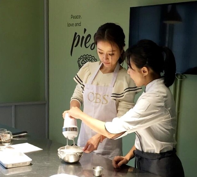 林心如素颜为爱女做蛋糕，穿家居服秀火辣身材，4岁小海豚似妈咪