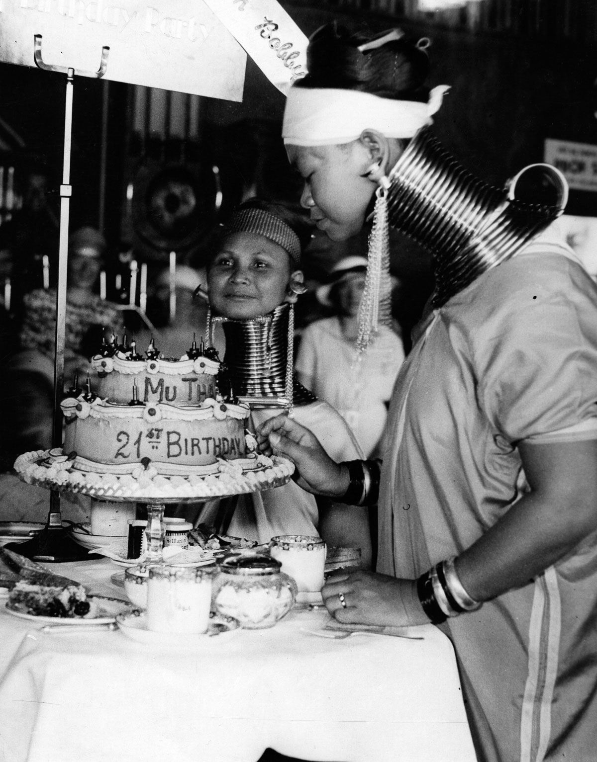 1935年泰缅地区长颈族妇女访问英国伦敦，有人感叹“外星人”到访