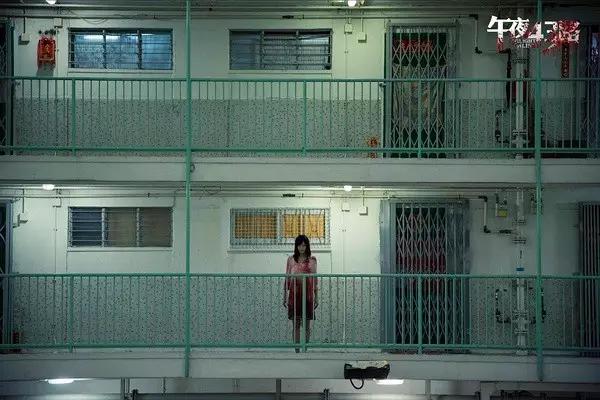 屯门友爱村某公寓,有人报警一名红衣女子尖叫着跳楼身亡.