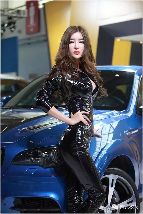 她是中国车模里绝对的顶尖人物，拥有钻石曲线，贵为钻石车模