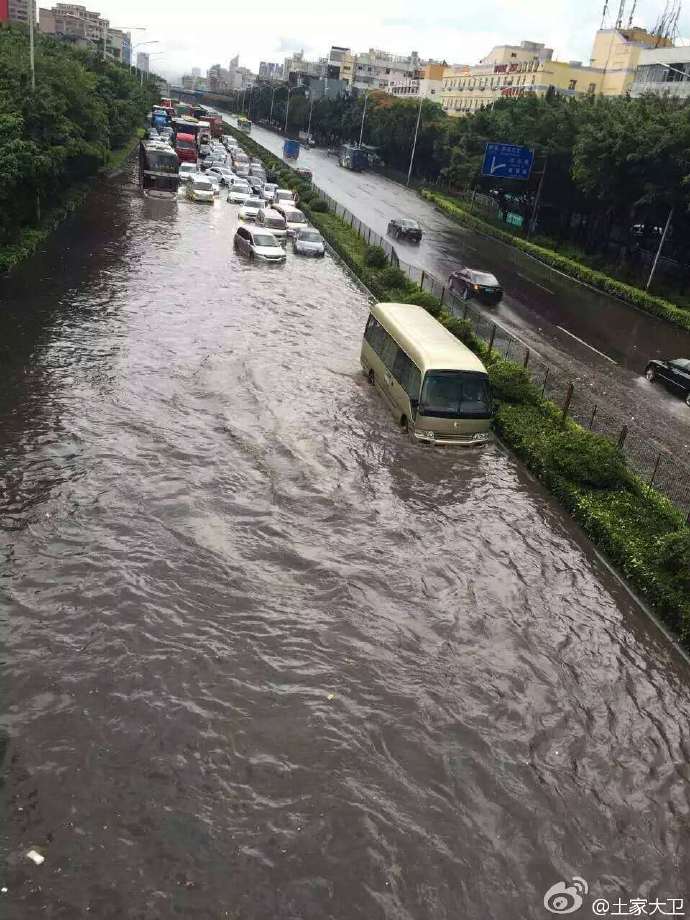 暴雨袭击深圳，没有冲锋艇的话，你还好意思出门不？