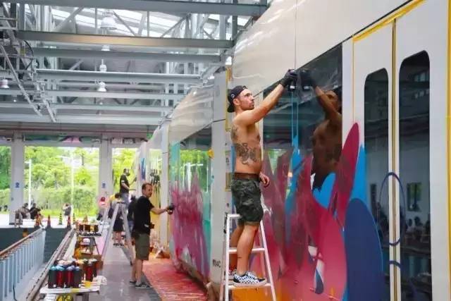 广州有轨电车被众人乱涂乱画！居然无人制止！