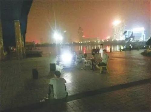 天热了，天津的露天KTV又开始鬼哭狼嚎了，居民天天盼下雨！