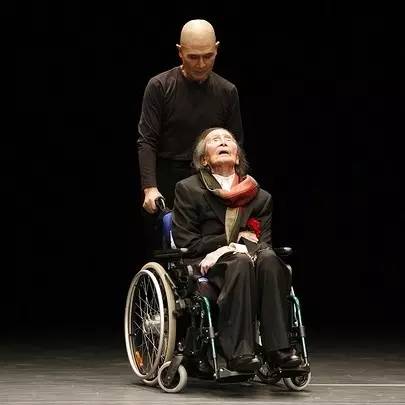 他跳舞跳到100岁，双腿瘫痪台上匍匐，惊悚“舞踏”挑战你审美
