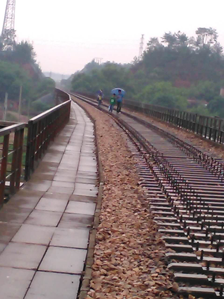 于都县金桥村村民出行难，废弃铁路桥是村民出行的必经之路！