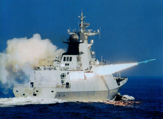 中国护卫舰差点被导弹击沉，最后关头舰长扭头看到火光竟不敢相信