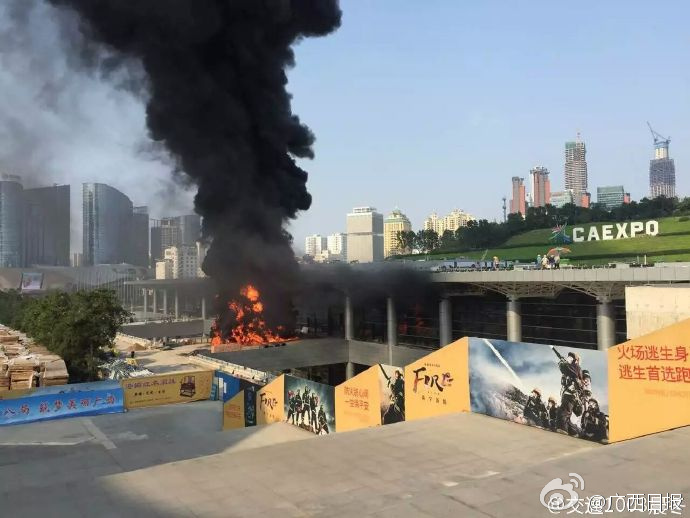 南宁国际会展中心在建工地冒出大量浓烟