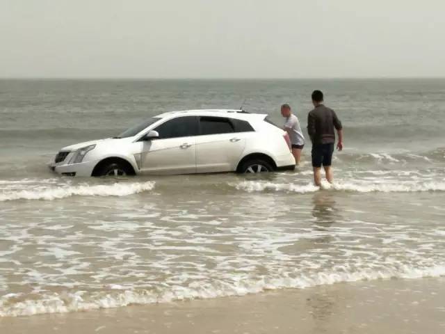 临沂一凯迪拉克在日照沙滩上洗车，结果涨潮出不来了！
