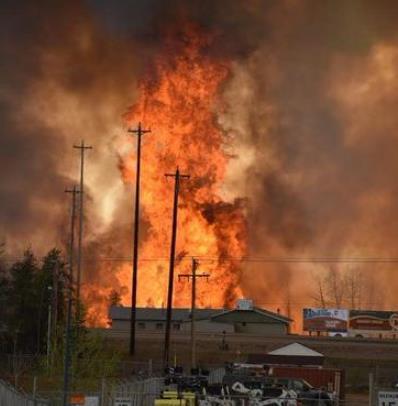 加拿大森林大火:面积超过纽约摧毁大量房屋 8万多居民撤离拥堵道路