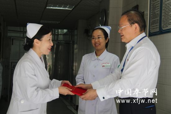 县中医院：护士节前慰问荣誉护士