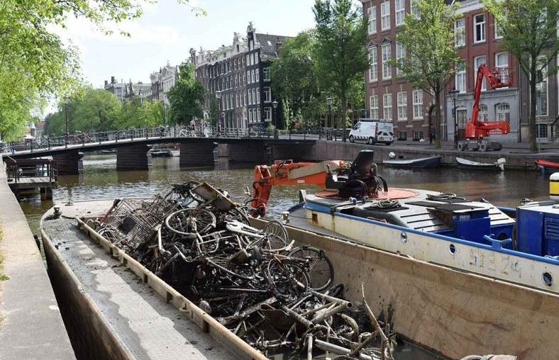 这是数以万计掉入运河的自行车，成就的一种特殊职业