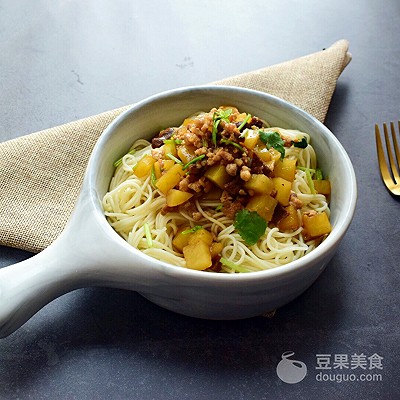 Sauce of potato Xianggu mushroom scoops up the practice of the face