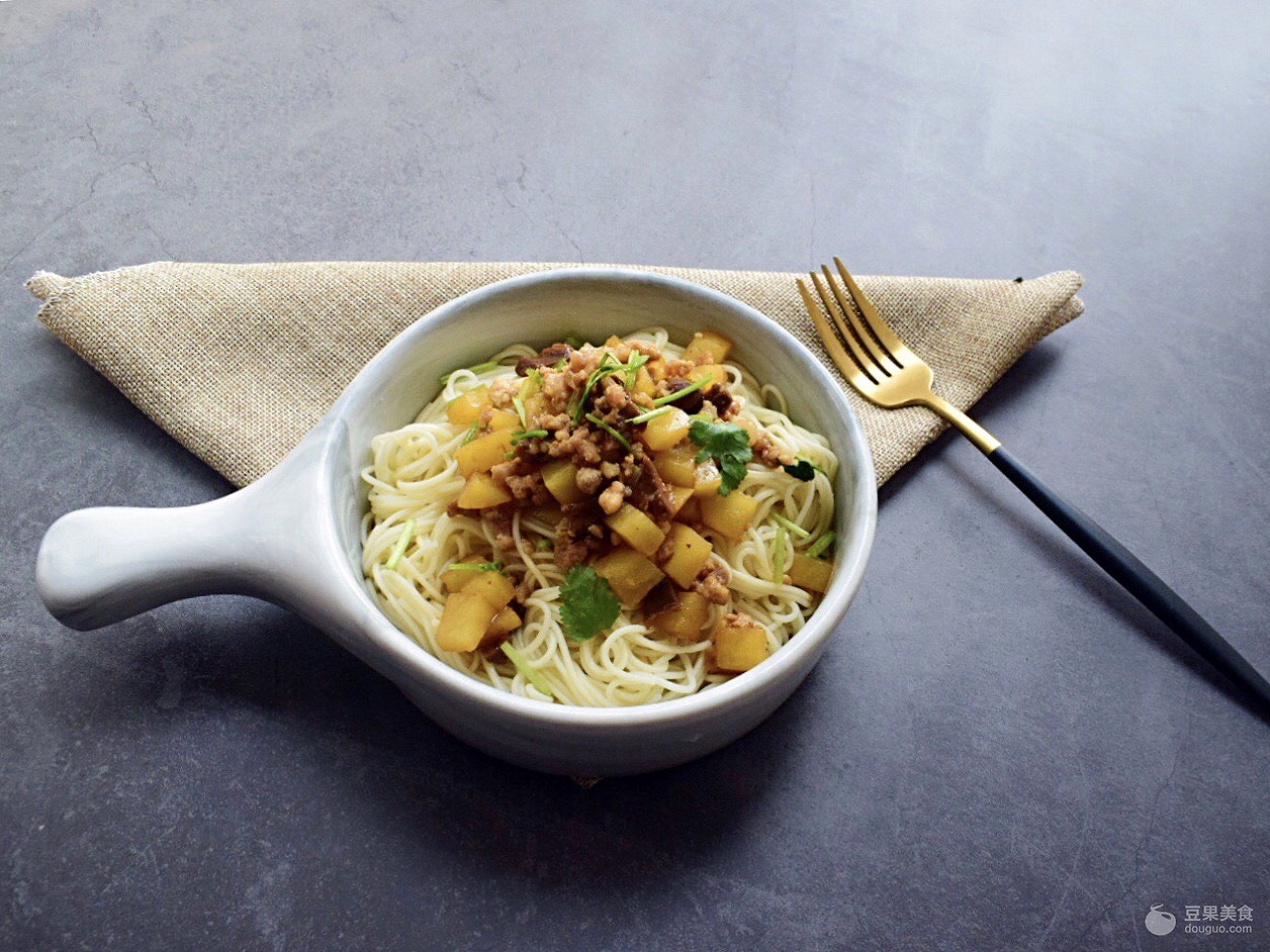 Sauce of potato Xianggu mushroom scoops up the practice of the face