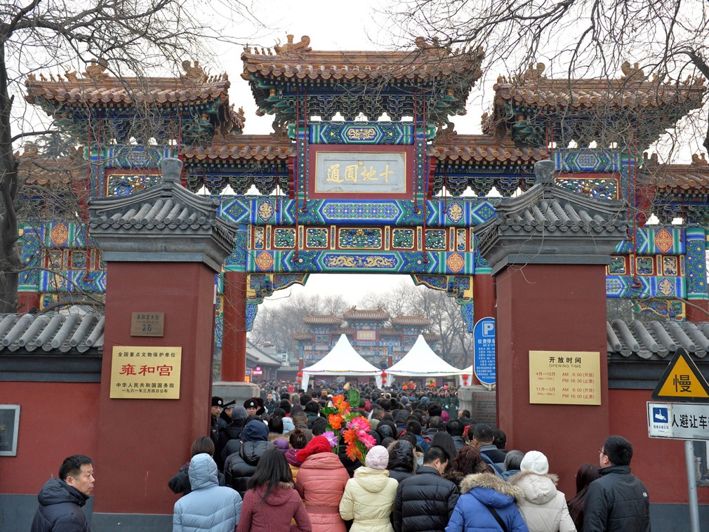 春节民众“抢头香”祈福！连夜排队成为成功抢得头香的必备技能