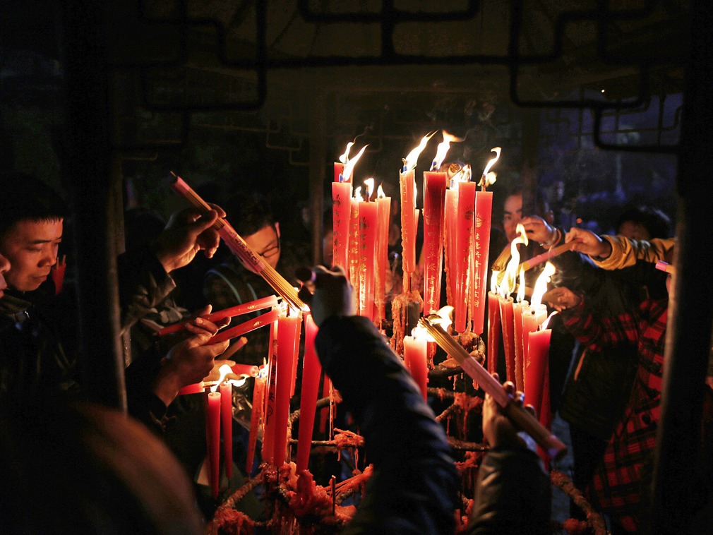 春节民众“抢头香”祈福！连夜排队成为成功抢得头香的必备技能