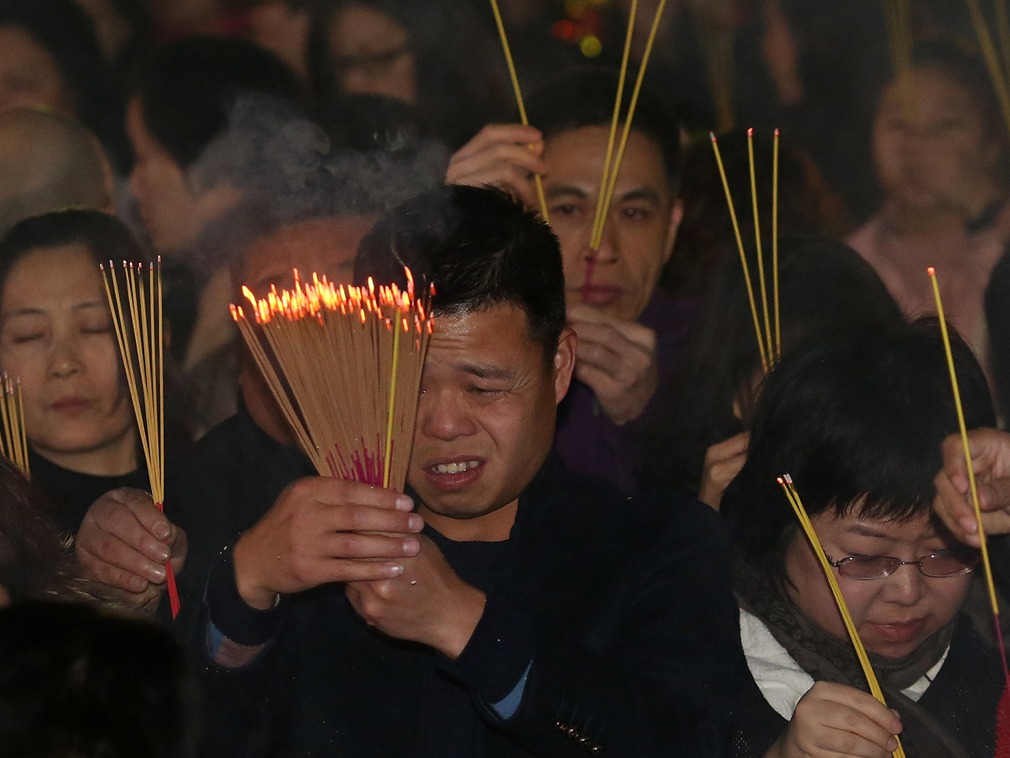 春节民众“抢头香”祈福！连夜排队成为成功抢得头香的必备技能